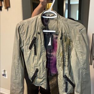 Stylish Beige Jacket with Black Zipper Accents